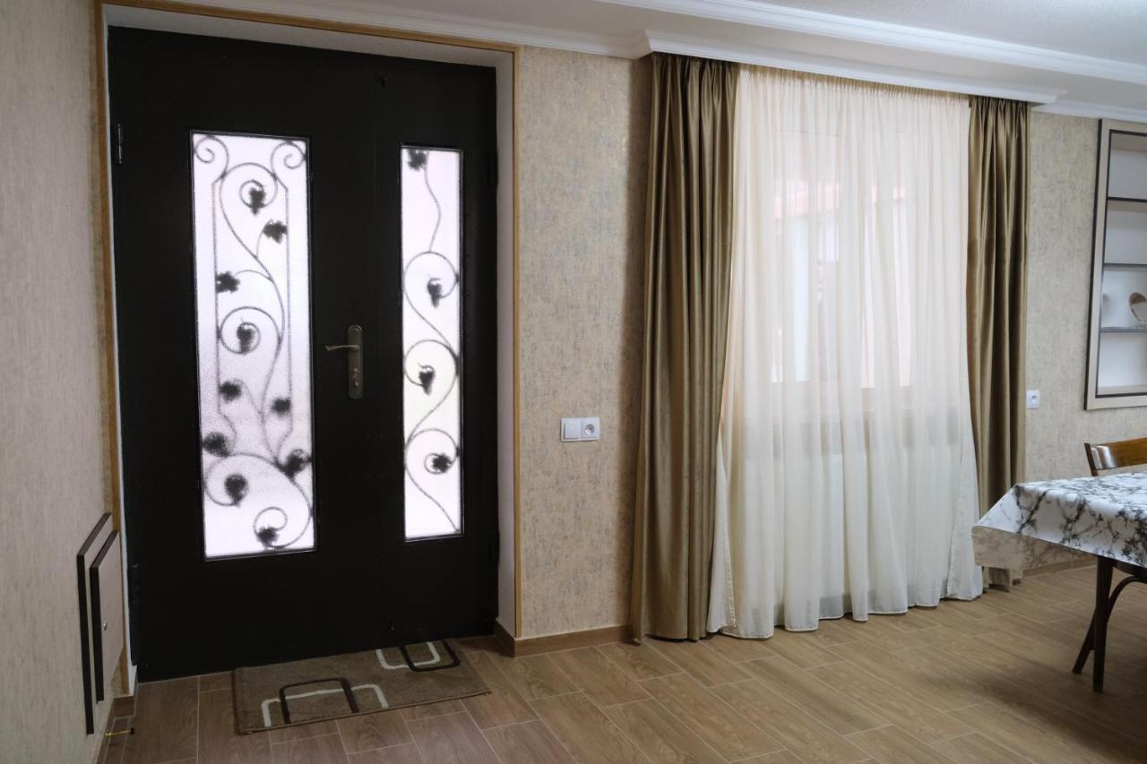 Nukri Guest House Ґорі Екстер'єр фото