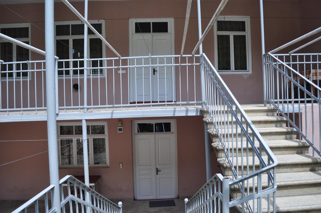 Nukri Guest House Ґорі Екстер'єр фото
