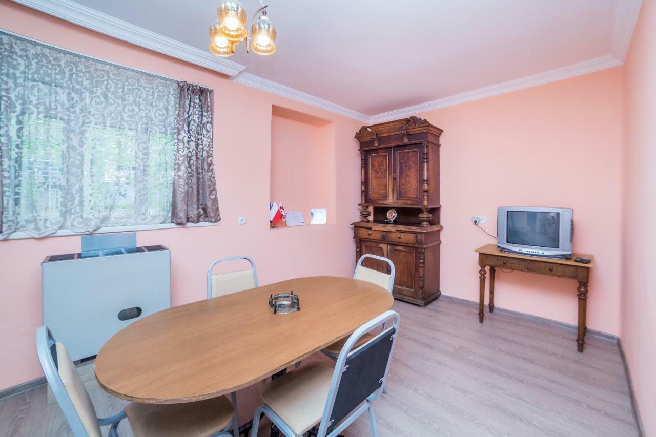 Nukri Guest House Ґорі Екстер'єр фото