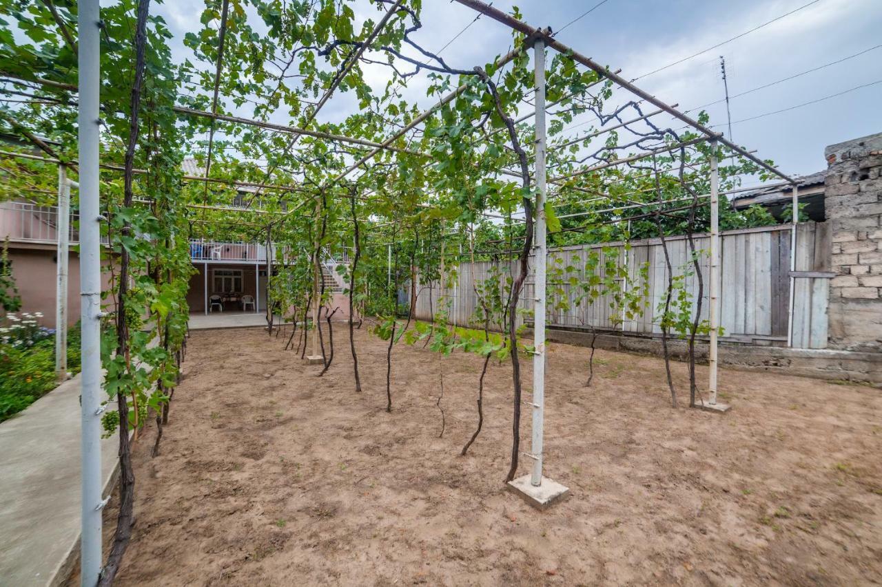 Nukri Guest House Ґорі Екстер'єр фото