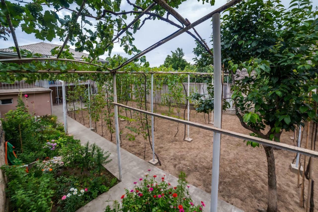 Nukri Guest House Ґорі Екстер'єр фото