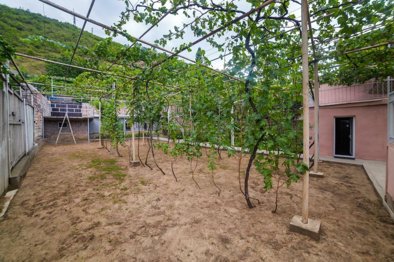 Nukri Guest House Ґорі Екстер'єр фото